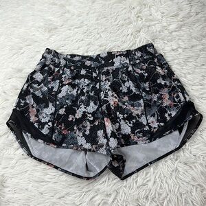 Lululemon Hotty Hot Short II Long 4" Spring Bloom Multi / Black